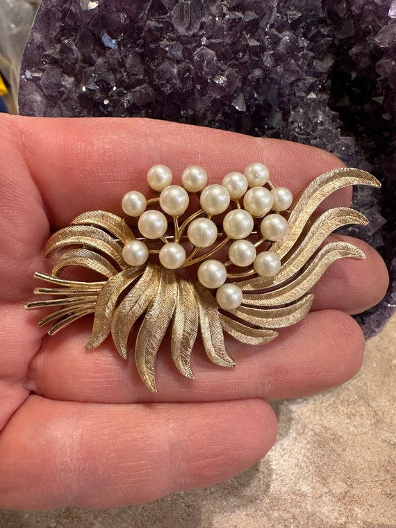 Vintage Jewelry Brooch Signed Crown Trifari Pearl 