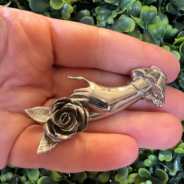 Broche bijoux vintage belle main de Coro signée à la main avec une fleur rose épingle de ton argent