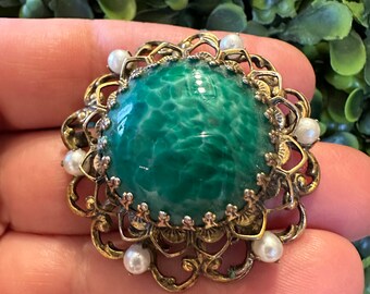 Broche de bijoux vintage Magnifique cabochon en verre vert perle dorée