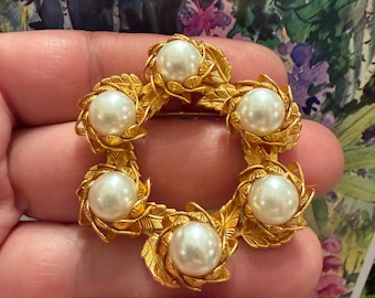 Broche de joyería vintage con hermosa perla y alfiler tono oro.