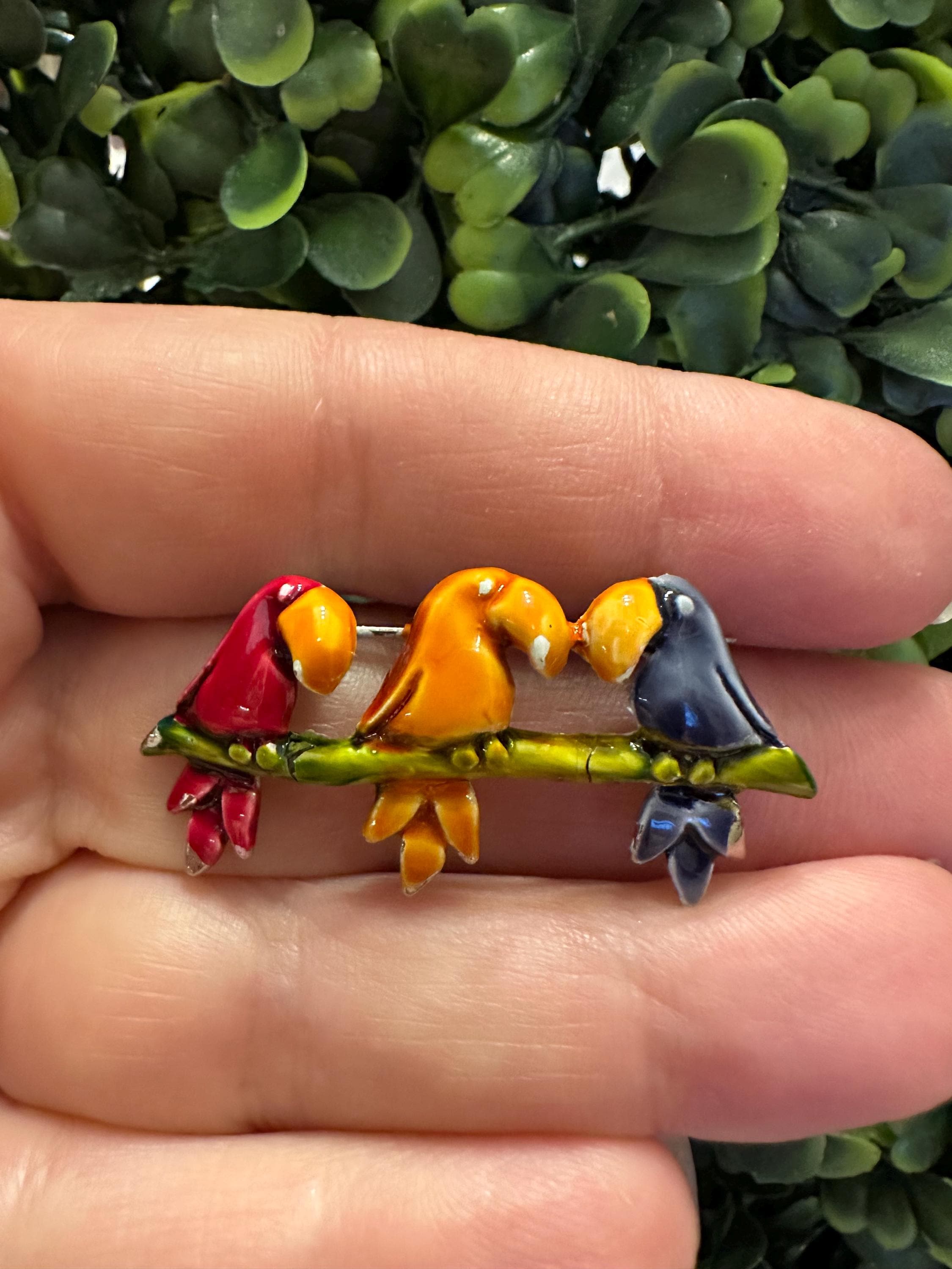 Vintage Jewelry Brooch Beautiful Chippy Enamel Parrot Bird Trio Pin