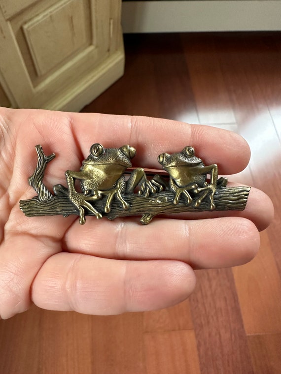 Vintage Jewelry Brooch Signed JJ Adorable Frog Gol