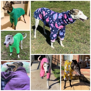 Peut inclure: Une collection de pyjamas et pulls en polaire pour chien dans divers coloris et motifs, incluant du vert uni, du rose uni, du violet, du jaune avec des motifs de fant&ocirc;mes blancs et un tissu bleu fonc&eacute; avec des plan&egrave;tes roses et des &eacute;toiles.