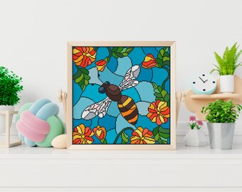 Könnte beinhalten: Ein gerahmtes Kreuzstich-Design mit einer Biene, die über blauen und gelben Blumen fliegt. Die Biene ist braun und gelb mit schwarzen Streifen. Die Blumen sind von grünen Blättern umgeben.