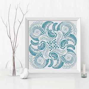 Op de afbeelding: Een tealblauw bloemenontwerp met ingewikkelde swirls en bladeren, ingelijst in een wit frame.