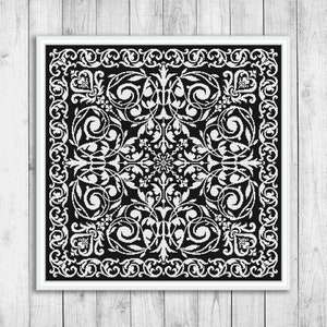 Könnte beinhalten: Schwarz-weißes quadratisches Design mit einem sich wiederholenden Muster aus stilisierten floralen Motiven. Das Design ist in einem weißen Rahmen gefasst.