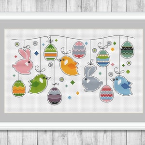 Könnte beinhalten: Ein Kreuzstichmuster mit einer Reihe bunter Ostereier, Vögeln und Hasen. Die Eier sind mit Streifen, Punkten und geometrischen Mustern verziert.