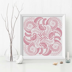 Op de afbeelding: Een roze en wit bloemenontwerp met ingewikkelde swirls en bladeren. Het ontwerp is ingelijst in een wit frame.