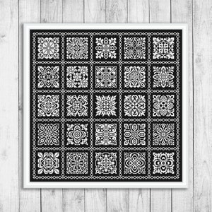 Puede incluir: Un patrón de punto de cruz en blanco y negro con 25 diseños geométricos diferentes. Cada diseño está enmarcado por un borde blanco y se coloca sobre un fondo negro.