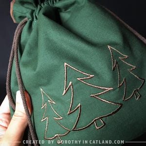 Borsa con coulisse verde con alberi di Natale