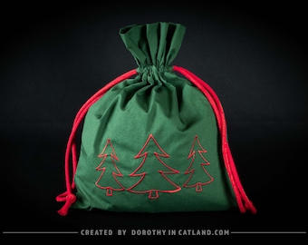 Bolso de cordón verde con árboles rojos.