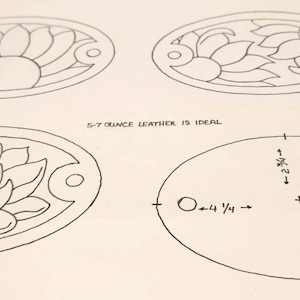 以下が含まれることがあります： 4つの楕円形の白黒の線画。2つの楕円形はひまわり模様、1つは蓮の花模様、最後の楕円形は空白で、寸法と「5-7 ounce leather is ideal」と「1/8 drive punch」の文字が書かれている。