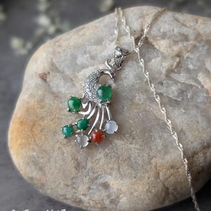 Ciondolo a forma di pavone in giada birmana di qualità gemma tipo A • Gioielli di buon auspicio in argento sterling