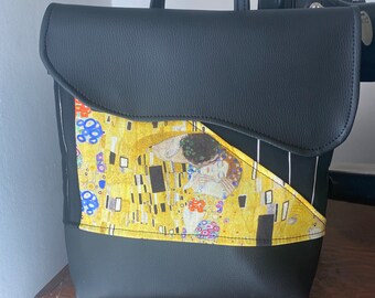 Zaino Parentesi. Zaino similpelle nera. Zaino donna handmade. Zaino trasformabile tracolla. Tessuto il bacio di Klimt e righe.#3933
