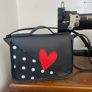 Sac cartable #hashtag. Sac cartable noir. Sac à bandoulière fait main. Sac cartable coeur et pois. #4958