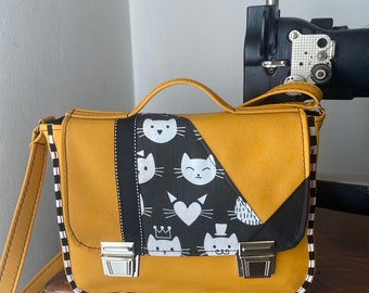 #hashtag bolso tipo cartera. Bolso tipo cartera ocre. Bolso bandolera hecho a mano. Bolso tipo cartera con forma de gato con ribete. #3909