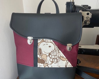 Zaino Parentesi. Zaino similpelle nero. Zaino donna handmade. Zaino trasformabile tracolla. Tessuto Snoopy e vino. #3734