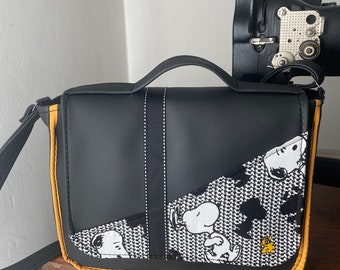 Borsa a cartella #hashtag. Borsa a cartella nera. Borsa a tracolla handmade. Borsa a cartella Snoopy con bordatura.