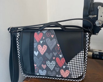 #hashtag bolso tipo cartera. Bolso tipo cartera negro. Bolso bandolera hecho a mano. Bolso satchel de corazones y hexágonos con ribete.