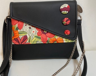 Punteggiatura. Borsa a tracolla Chiocciolina. Pochette con catena. Tracolla handmade. Pochette vegan nera. Pochette fiori #3836