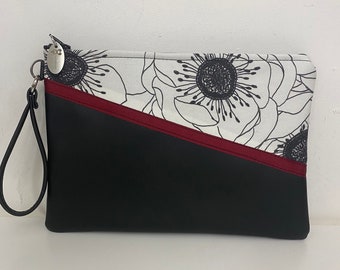 Pochette “pochettona. Pochette in similpelle nera. Pochette donna. Pochettona nera e fiori.