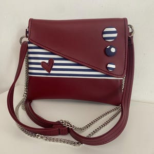 Interpunktion. Chiocciolina Umhängetasche. Clutch mit Kette. Handgefertigter Schultergurt. Burgunderrote vegane Clutch. Blau gestreifte Clutch