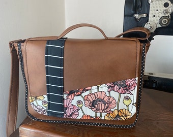 Sac cartable #hashtag. Sac cartable en cuir vintage. Sac à bandoulière fait main. Sac cartable fleurs et rayures avec bordure.