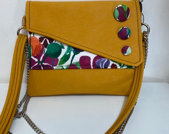 Punteggiatura. Borsa a tracolla Chiocciolina. Pochette con catena. Tracolla handmade. Pochette vegan ocra . Pochette fiori