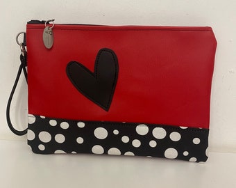 Pochette “pochettona. Pochette in similpelle rossa. Pochette donna. Pochettona rossa, pois e cuore.