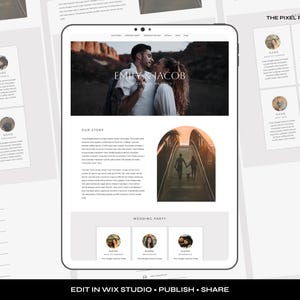 Pode incluir: Um tablet digital exibindo um modelo de site de casamento intitulado Emily & Jacob. A tela apresenta uma imagem principal de um casal, uma se&ccedil;&atilde;o de hist&oacute;ria com texto fict&iacute;cio, uma foto em arco e uma se&ccedil;&atilde;o de festa de casamento.