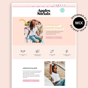 Puede incluir: Una página de inicio de sitio web para un creador de contenido de redes sociales. El sitio web presenta un esquema de color rosa y melocotón con una foto de una mujer sonriendo y sentada en un borde. El texto del sitio web incluye las palabras "Apples Socialz" y "level up your content creation".