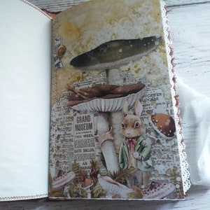 K&ouml;nnte beinhalten: Eine Tagebuchseite mit einer skurrilen Illustration von Pilzen und einem Kaninchen. Das Kunstwerk zeigt ein Kaninchen in einem gr&uuml;nen Mantel, umgeben von verschiedenen Pilzen. Der Hintergrund umfasst Zeitungsausschnitte und eine Vintage-&Auml;sthetik.