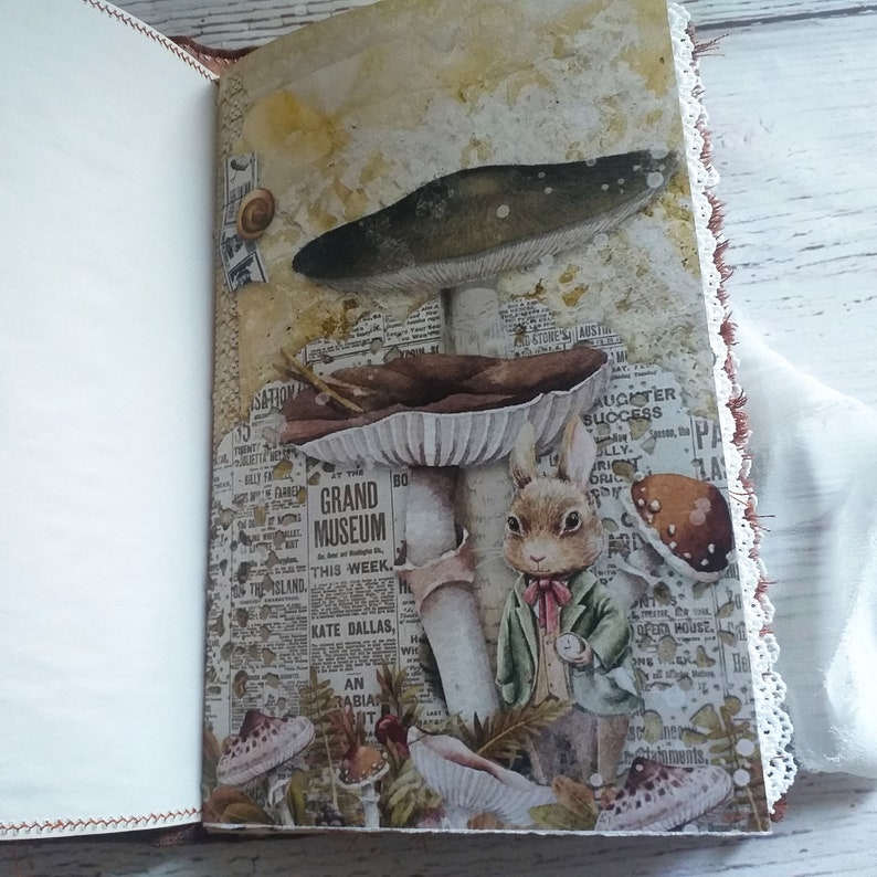 K&ouml;nnte beinhalten: Eine Tagebuchseite mit einer skurrilen Illustration von Pilzen und einem Kaninchen. Das Kunstwerk zeigt ein Kaninchen in einem gr&uuml;nen Mantel, umgeben von verschiedenen Pilzen. Der Hintergrund umfasst Zeitungsausschnitte und eine Vintage-&Auml;sthetik.