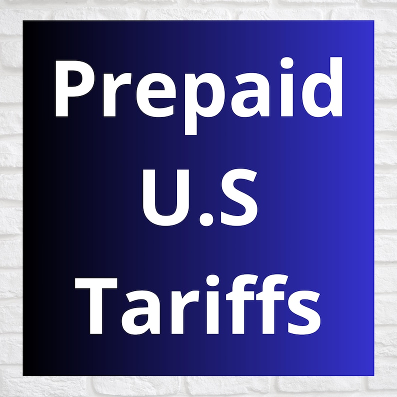 K&ouml;nnte beinhalten: Eine quadratische Grafik mit einem blauen Farbverlauf und wei&szlig;em Text. Der Text lautet "Prepaid U.S. Tariffs". Der Hintergrund wechselt von Schwarz oben zu einem leuchtenden Blau unten, vor einer wei&szlig;en Backsteinmauer.