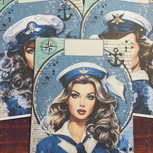 Può includere: Tre progetti di carta per album di ritagli in stile vintage con tema nautico. Ogni progetto presenta una donna con i capelli scuri che indossa un cappello da marinaio e una combinazione di colori blu e bianco. I progetti includono ancore, stelle e testo nautico.