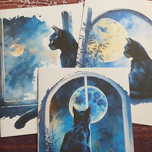 Puede incluir: Tres acuarelas de gatos negros mirando por ventanas a una luna llena. Las pinturas están sobre papel blanco con un fondo de cielo estrellado azul y blanco.