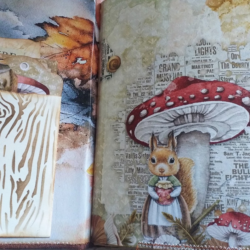 K&ouml;nnte beinhalten: Eine skurrile Scrapbook-Seite mit einer Illustration eines Eichh&ouml;rnchens, das einen Topf unter einem rot-wei&szlig;en Pilz h&auml;lt. Die Seite enth&auml;lt Vintage-Zeitungsausschnitte, ein Blatt und ein Holzschild mit Baumrindenmuster.