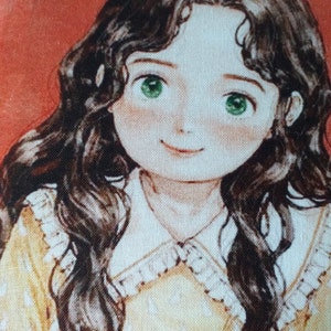 以下が含まれることがあります： 若い女性の水彩画風イラストが描かれた布製品のクローズアップ。彼女は長く、濃い色のウェーブのかかった髪、緑色の目、バラ色の頬をしています。白い水玉模様の黄色いドレスと白いレースの襟を赤い背景に着用しています。
