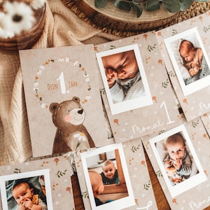 Pu&ograve; includere: Un set di biglietti per bambini con foto, con un'illustrazione di orso e la scritta "1 Jahr". I biglietti sono decorati con motivi floreali e includono foto di un bambino a diverse et&agrave;. La combinazione di colori &egrave; neutra con toni marroni e beige.