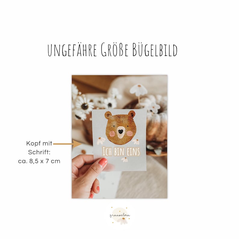 Peut inclure: Une petite carte bleu clair avec une illustration &agrave; l'aquarelle d'une t&ecirc;te d'ours et le texte "ICH BIN EINS". La carte mesure environ 8,5 x 7 cm. L'image comprend &eacute;galement le texte "UNGEF&Auml;HRE GR&Ouml;BE B&Uuml;GELBILD".