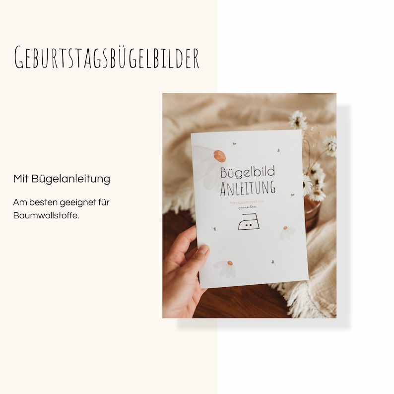 Peut inclure: Un livret blanc intitul&eacute; "Geburtstagsb&uuml;gelbilder" avec les mots "Mit B&uuml;gelanleitung" et "Am besten geeignet f&uuml;r Baumwollstoffe." Le livret pr&eacute;sente un motif de marguerite et un symbole de fer &agrave; repasser. Une main tient le livret.