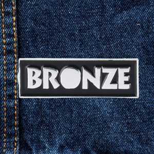 Le bronze - épinglette en émail doux ou autocollant pour ordinateur portable, inspiré de Buffy contre les vampires