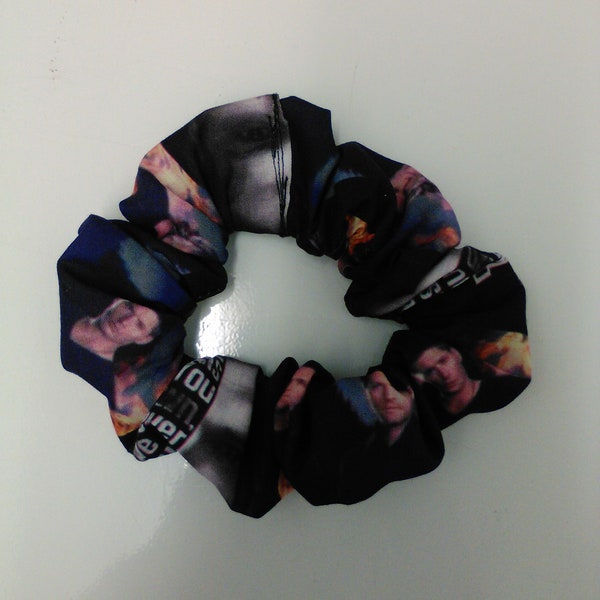 Scrunchie sobrenatural hecho a mano