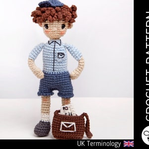 Op de afbeelding: Gehaakte amigurumi-pop van een postbode die een blauw shirt, blauwe shorts en een blauwe hoed draagt. De pop houdt een bruine tas vast met een witte envelop erop. De pop staat op een wit oppervlak. De tekst "INSTANT DOWNLOAD" staat aan de linkerkant van de afbeelding en "CROCHET PATTERN" aan de rechterkant van de afbeelding.