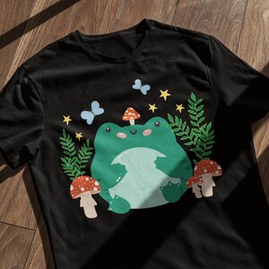 Süßer Kawaii Frosch Pilz Schmetterling - Cottagecore Aesthetic Unisex Kurzärmeliges Unisex T-Shirt