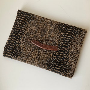 Bolsa con estampado de serpiente y ribete de cuero