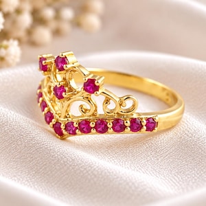 Anel Tiara de Prata com Rubi, Anel Empilhável com Coroa em Chevron, Anel Real com Filigrana de Rubi, Anel Princesa em Formato de V, Anel Vintage com Gema Real
