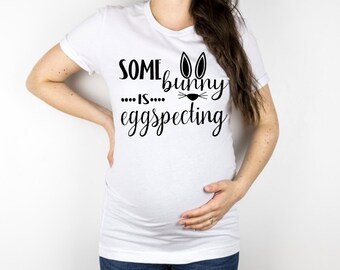 Anúncio de gravidez de Páscoa SVG, algum coelhinho está ovospectando arquivos Svg Cricut Silhouette Iron on Easter Svg Mommy To Be Shirt svg Expecting