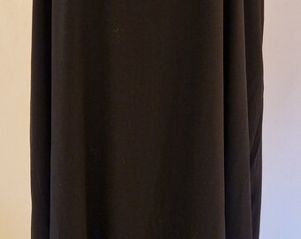 Grande taille. Robe trapèze noire à bretelles ornées