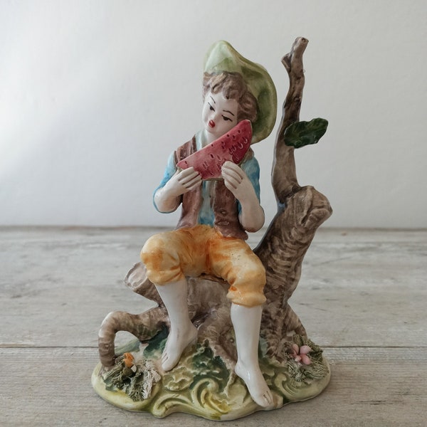 Statuette Figurine en Porcelaine Représentant un Garçon qui Mange une Pastèque : un Objet Vintage d'Exposition pour une Maison Colorée